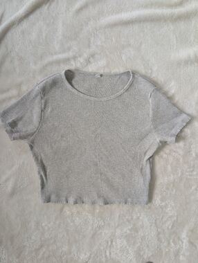 3/$30 Uniqlo Light Gray Ribbed Crop Top
